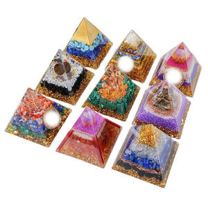 Pyramide d'Orgone en Résine avec Cristaux Chakra en Gros, Pierre Brute, pour Décoration Intérieure - Product Image 1
