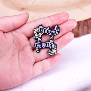 Divertido Broche Anatómico de <span class=keywords><strong>Rodillas</strong></span>: Pin Esmaltado 'Mis <span class=keywords><strong>Rodillas</strong></span> Doloren' con Patas de Esqueleto y Flores, Humor Médico Peculiar para Accesorio - Product Image 3