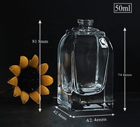 Flacon de parfum de luxe transparent de forme trapézoïdale unique de 50 ml, emballage de parfum carré en verre avec bouchon pulvérisateur