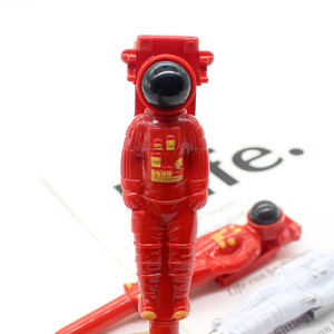 Stylo bille 3D en forme d'astronaute de dessin animé, idéal pour les cadeaux de Noël, avec logo, recharge noire – Vente chaude - Product Image 6