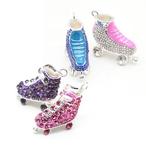 Liontin Sepatu Roda Kristal Berlian Imitasi 3D Kualitas Tinggi - Product Image 1