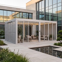 Pergola moderne en acier à lames orientables, résistante aux intempéries, abri d'ombrage commercial pour piscine