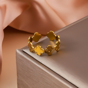 Anello Nuziale Elegante e Versatile in Acciaio Inossidabile con Quadrifoglio per Donne, Design Aperto Placcato Oro 18K, Regalo per Uso Quotidiano - Product Image 2