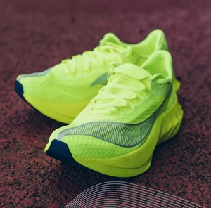 รองเท้าวิ่ง Saucony Endorphin Pro4 สีเหลืองสะท้อนแสงพร้อมแผ่นคาร์บอน - รองเท้าสำหรับการฝึกซ้อมและแข่งมาราธอนระดับมืออาชีพ - Product Image 6