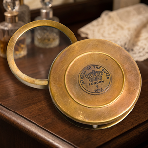 แว่นขยายพกพาทองเหลือง เลนส์แก้ว 60 มม. ผลิตโดย Makers To The Queen ลอนดอน ปี 1953 ไม่มีไฟ - Product Image 4