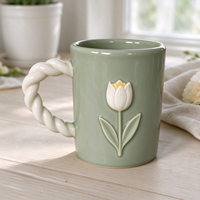 Mug Keramik Hijau Sage Kustom dengan Bunga Putih Timbul, Bagian Tengah Kuning, Daun Hijau, Gagang Terjalin, Logo OEM Kustom, Perlengkapan Minum
