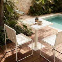 Chaise de salle à manger moderne en gros, résistante à la rouille, avec base en luge, assise en PP et pieds en métal, pour bistrot, extérieur, jardin, café, terrasse