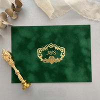 Enveloppes en velours colorées personnalisées avec monogramme doré pressé sur suède et papier doublé pour invitations de mariage et de fête