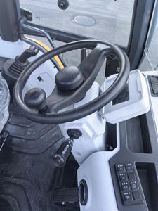 Pilot Control China Chargeur sur pneus frontal de 3,5 tonnes Mini petite chargeuse-pelleteuse XC8-S3570 compacte avec marteau hydraulique en stock - Product Image 3