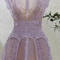 Boutique Großhandel Vietnamesisches Minderheitenkleid 2026 Sommer Neu Schmal Geschnittenes Spitzenkleid mit Transparenten Elementen, Sexy V-Ausschnitt, Elegantes A-Linien-Design