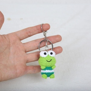 Porte-clés Grenouille Créative, en Laine Faite Main au Crochet, Écologique, Style Lettre, Forme Irrégulière, Pendentif Fini en Forme de Mignonne Poupée de Dessin Animé - Product Image 3