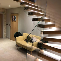 Escaliers droits préfabriqués d'intérieur en bois de chêne massif Conception flottante moderne avec garde-corps en verre pour villas Matériau métallique