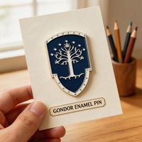 Pin de Solapa Personalizado de Hierro Fundido Rectangular con Esmalte Suave Verde Dorado y Diseño Geométrico de Pirámide