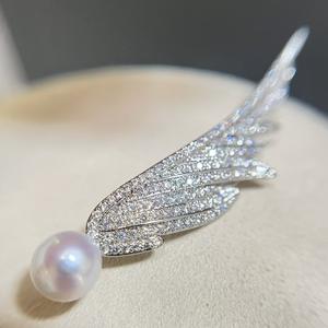 Broche de robe à motif d'aile d'ange tendance, broche en perle d'eau douce, broche de fleur de poitrine, vente en gros populaire, perle d'eau douce - Product Image 2