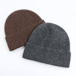 Bonnet d'hiver gris pour femmes Bonnet tricoté en acrylique avec logo de broderie personnalisé Bonnets unis en tricot doux et chauds Vente en gros - Product Image 6