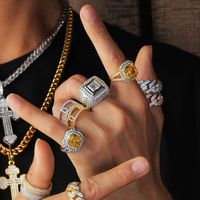 Miss Jewelry Nouvelle bague hip-hop sertie de pierres plaquée or en laiton personnalisée pour hommes