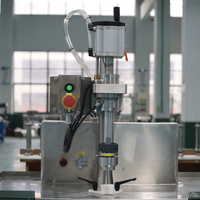 Machine de sertissage et de remplissage de gaz propulseur pour aérosols monobloc