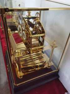 Reloj <span class=keywords><strong>de</strong></span> escape <span class=keywords><strong>de</strong></span> latón dorado <span class=keywords><strong>de</strong></span> 24K con riel en zigzag <span class=keywords><strong>de</strong></span> los años 20, cadena <span class=keywords><strong>de</strong></span> fusibles <span class=keywords><strong>de</strong></span> bola rodante <span class=keywords><strong>de</strong></span> Congreve, fase lunar visible y plataforma, con cajón - Product Image 4