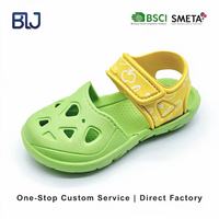 Sandales unisexes personnalisées OEM antidérapantes pour enfants en EVA à bout fermé, imprimé pomme, ajustables avec velcro, vert lime, pour la piscine