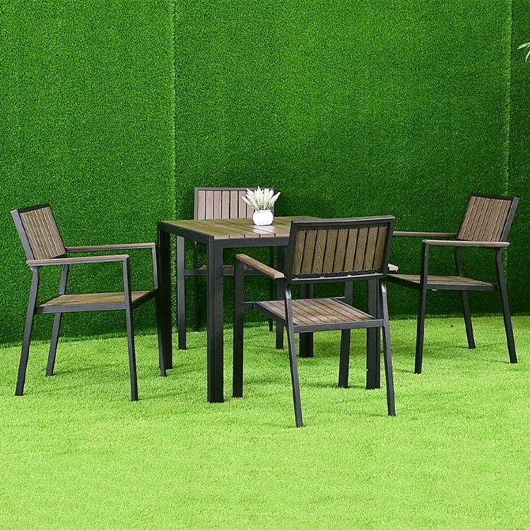 Ensemble carré de table de quatre sièges