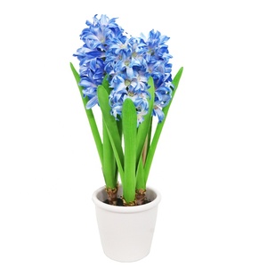 Hyacinthe artificiel blanc délicat avec <span class=keywords><strong>des</strong></span> accents de rose pâ<span class=keywords><strong>le</strong></span> dans un pot en céramique poussiéreux, un délice romantique pour la table - Product Image 4