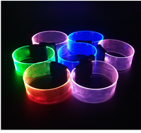 Programmable Concert Musique Activé Personnalisé Glow Light Télécommandé Rgb Logo LED Clignotant Bracelet Bracelet