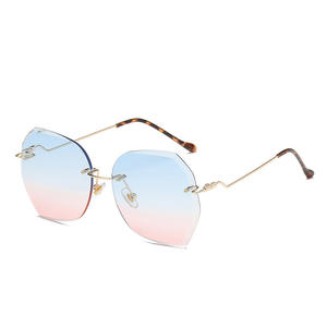 แว่นกันแดดไร้กรอบสำหรับผู้หญิง Qianai เลนส์ไล่เฉดสีโอเชียนทรงไม่สมมาตร ป้องกันรังสียูวี 400 กรอบสีทอง รุ่นที่ 3 - Product Image 1