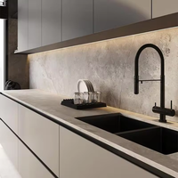 Armoires de cuisine en laque haute brillance avec finition en bois et supports de rangement en métal