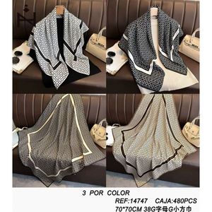 Foulard Quadrato con Lettera G 70x70cm in Poliestere, Accessorio di Moda per Donne - Product Image 2