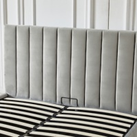 Cadre de lit plateforme moderne en velours gris, taille Queen/King, rembourré avec tête de lit capitonnée à canaux verticaux