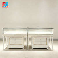 Meubles de magasin de bijoux de couleur claire, décoration dorée, table de présentation en verre, table à bijoux avec tiroir de rangement