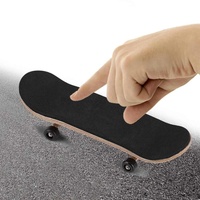 1 pièce Figurines Miniatures Articles Fingerboard Finger Noël Kawaii Décoration de chambre Accessoires de bureau Skateboards Cadeaux pour enfants