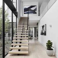 Escalier droit moderne sur mesure PRIMA avec garde-corps en verre, design d'escalier intérieur en acier et bois pour villa de luxe