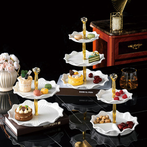 Plato de cerámica escalonado con borde dorado para servir postres en la sala de estar y en hoteles - Product Image 3