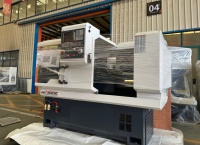 Petit tour CNC horizontal 750 mm à banc plat pour l'usinage des métaux en atelier