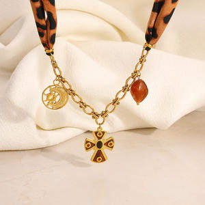 Collar de acero inoxidable con estampado de leopardo y colgante de cruz y luna chapado en oro de 18k, joyería de moda temática. - Product Image 1