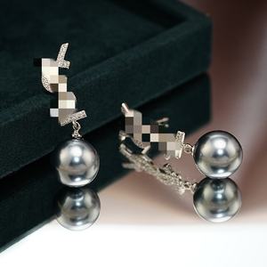 Boucles d'oreilles pendantes de luxe exquises en zircon et perles, élégantes boucles d'oreilles clous en cristal et strass avec lettres et perles grises, idéales pour les cadeaux - Product Image 1