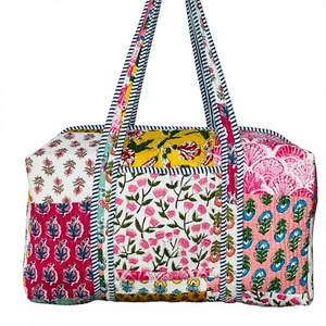 Grand sac de voyage Weekender en coton, sac de sport en tissu matelassé fait à la main, sacs de nuit imprimés en blocs, sacs à main pour femmes - Product Image 1