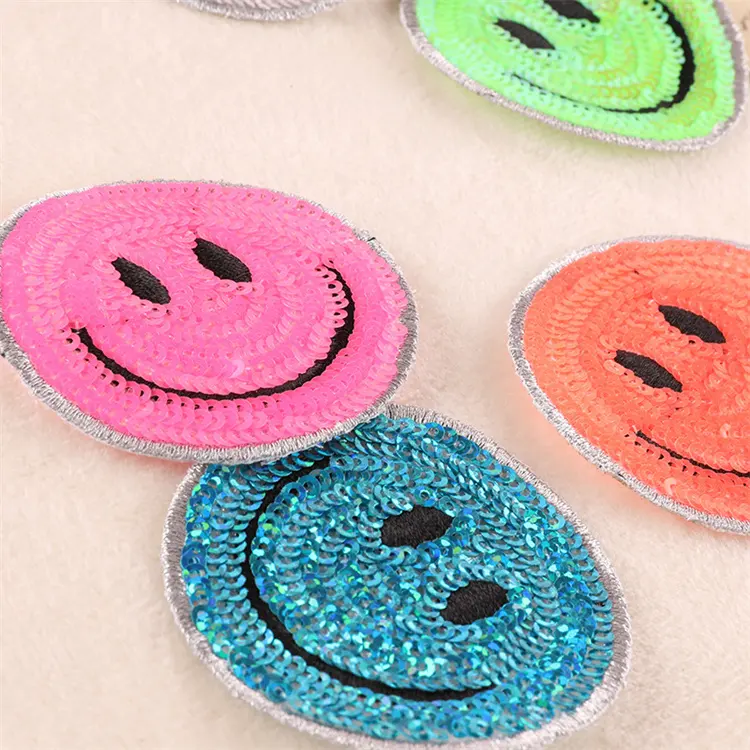 Personal isierte Kleidungs stücke Zubehör Smiley Hut Schuh Dekor Abzeichen DIY Cute Happy Smile Gesicht Pailletten Stickerei Kleidung Eisen auf Patch