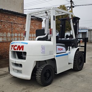Montacargas Diésel Usado TCM FD50 de 5 Toneladas con Mástil de Dos Etapas, Desplazador Lateral Hidráulico y Neumáticos Sólidos para una Operación Segura y Estable - Product Image 6