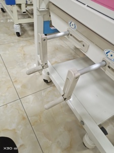 수동식 이중 크랭크 소아용 병원 침대 (만화 캐릭터 안전 가드 포함) 어린이 의료 간호용 침대 (IV 폴 포함) - Product Image 4
