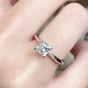 Anillo de Aniversario de Estilo Sencillo Personalizado en Oro Sólido de 18K con Moissanita de Corte Princesa de 1ct, Color D, Certificado IGI y Engaste de Garras - Product Image 1