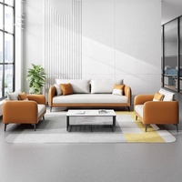 Ensemble de canapés en cuir PU bicolore gris caramel avec accoudoirs incurvés et pieds métalliques coniques, idéal pour le bureau et la réception