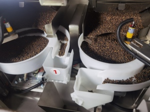 Pesée automatique de petits sacs de céréales, granulés de pop-corn, collation, frites, frites, garniture avec grande trémie - Product Image 5