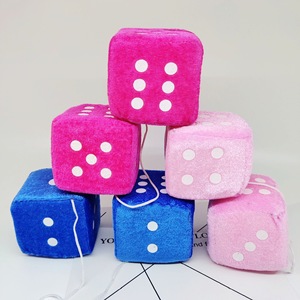 Pendentif en peluche Fuzzy Dice, ornement doux et rembourré pour la décoration intérieure du véhicule, suspendoirs pour rétroviseur de voiture - Product Image 2