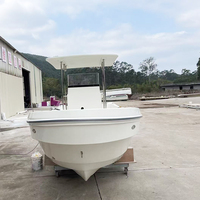 Bateau de pêche à moteur hors-bord à console centrale en fibre de verre de 23 pieds, pour eaux peu profondes, idéal pour la pêche en bord de mer et sur les plateaux récifaux peu profonds.