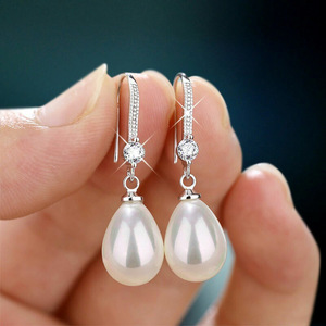 Orecchini Pendenti Lunghi Stile Perla Barocca per Donne, Eleganti Gioielli da Orecchio - Product Image 1