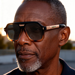Gafas de sol cuadradas Polo Haus para hombre, lentes fotocromáticas UV400 de PC, montura de plástico negro y metal, protección solar para exteriores. - Product Image 5