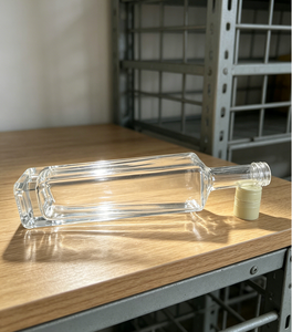 Bouteille en verre transparent de 700 ml à col étroit pour spiritueux comme la vodka, le <span class=keywords><strong>whisky</strong></span>, le gin et les liqueurs aux fruits ; bouchon à vis en aluminium personnalisable - Product Image 3