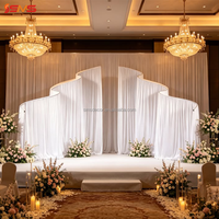 Support de toile de fond de mariage incurvé en tissu rose personnalisé pour extérieur avec arche métallique pour scène de mariage